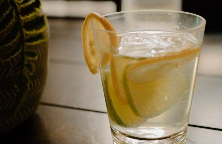 acqua calda e limone controindicazioni