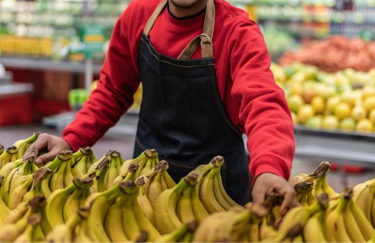 Delle banane in vendita al supermercato