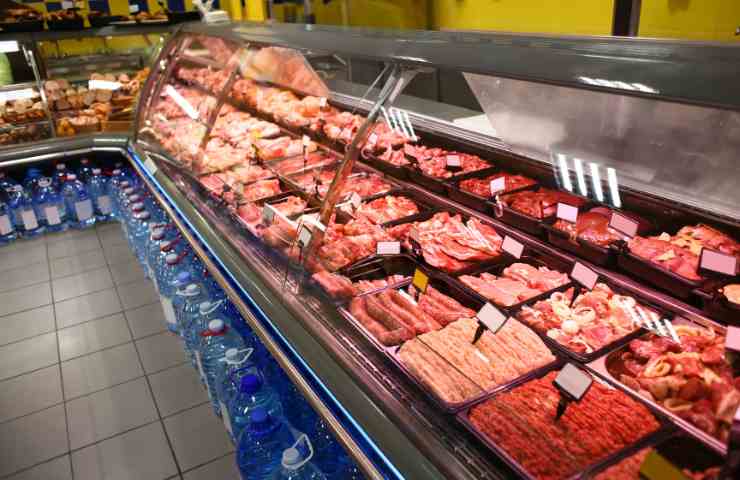 Il reparto carne e salumi di un supermercato