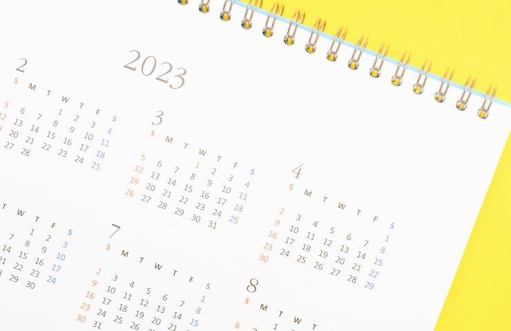 Un calendario con i mesi del 2023