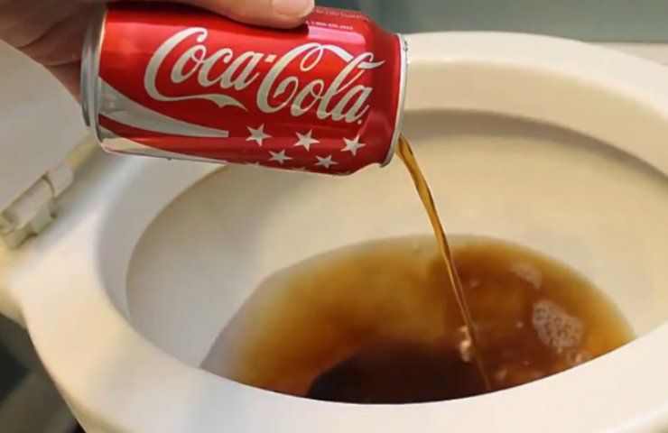 Una lattina di Coca Cola versata nel wc