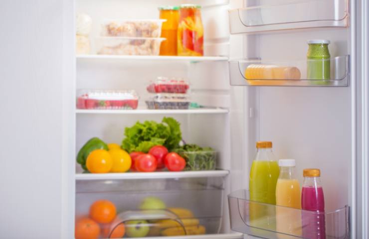 Degli alimenti in frigo