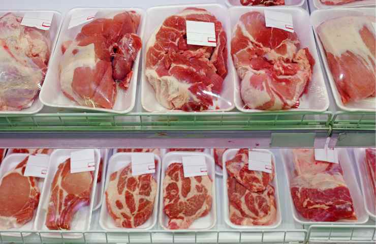 Della carne messa in vendita in un supermercato