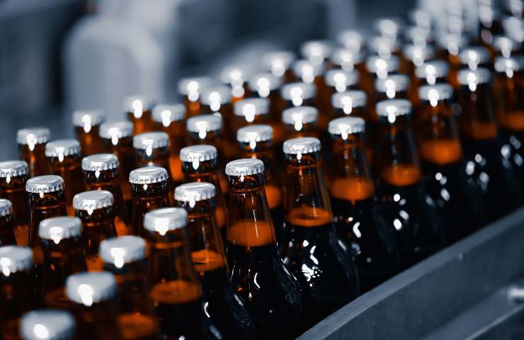 Diverse bottiglie dDiverse bottiglie di birra in fase di produzione industrialei birra in fase di produzione industriale