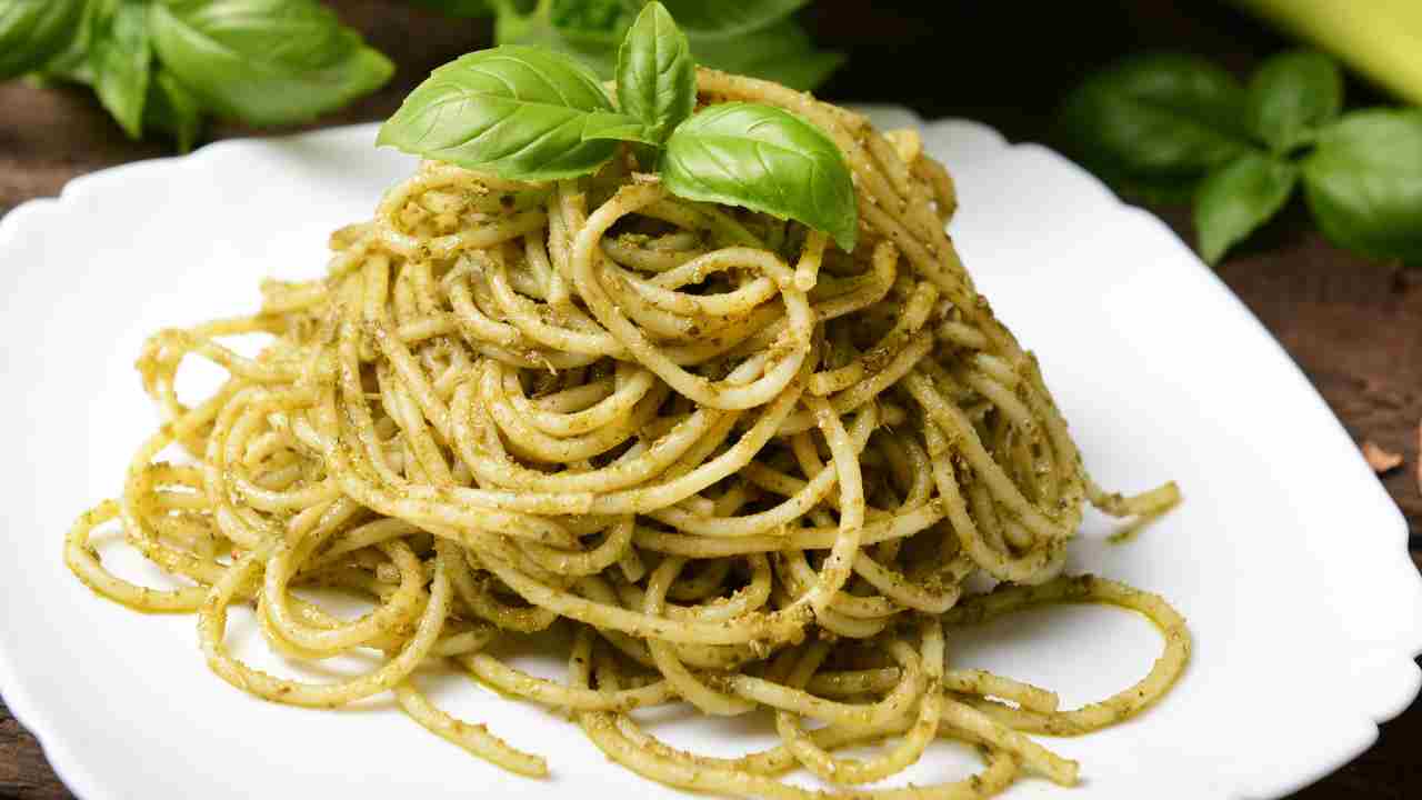 Spaghetti con l’agghia pistata ricetta preparazione ingredienti