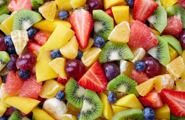 Diversi tipi di frutta fresca affettata assortita