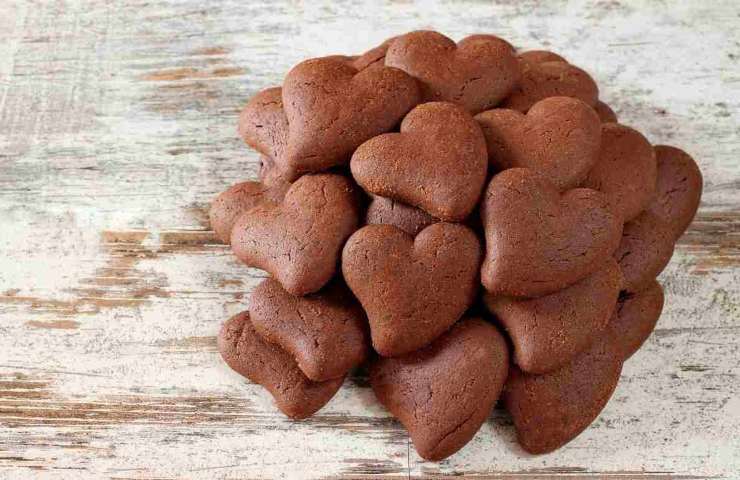 Tanti biscottini al cacao a forma di cuore