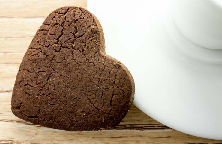Un biscotto al cacao a forma di cuore