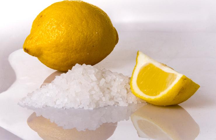 Un limone ed uno spicchio con del sale grosso