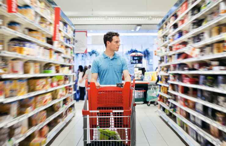 Un uomo mentre fa la spesa al supermercato