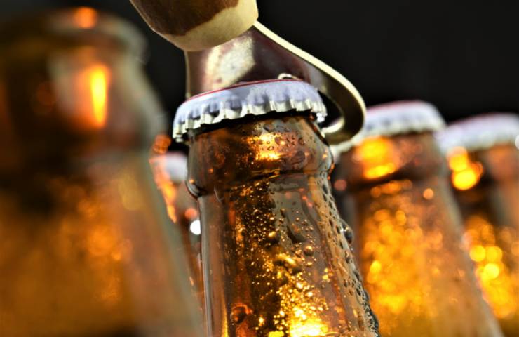 Una bottiglia di birra stappata
