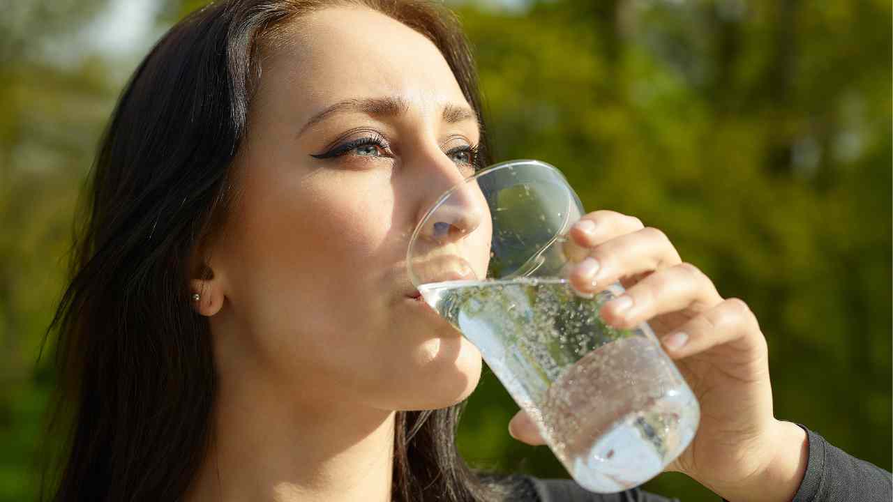 Cosa succede se bevi acqua frizzante tutti i giorni