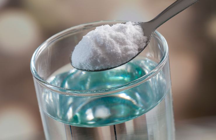 Bicarbonato di sodio versato in acqua