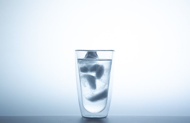 bicchiere acqua calda mattina