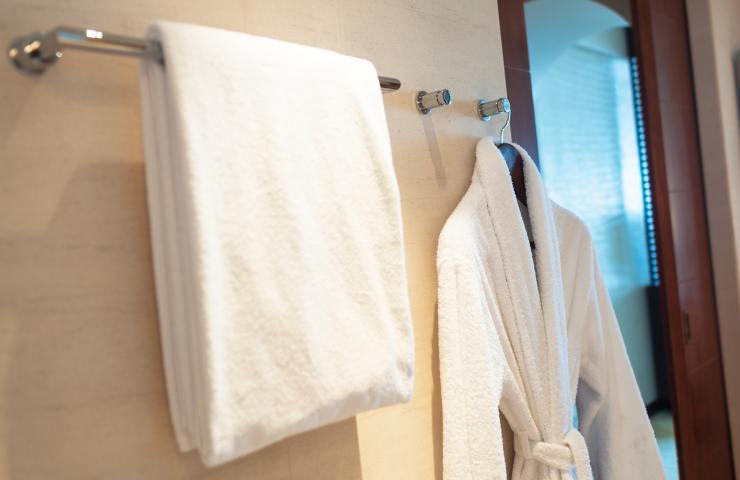 Un asciugamano ed un accappatoio in bagno