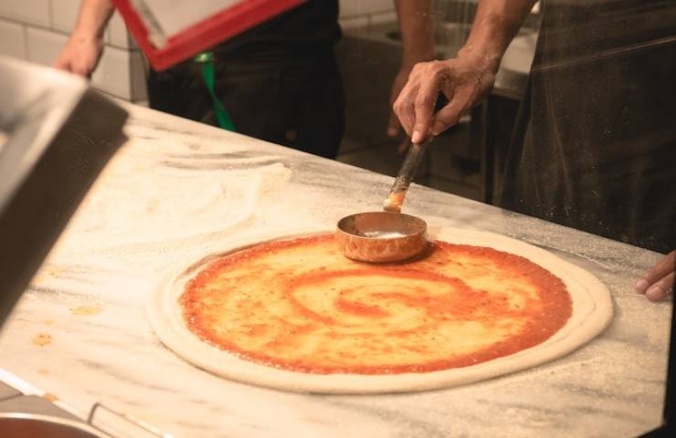 preparazione della pizza