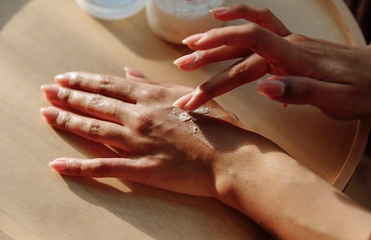 come curare le mani crepolate