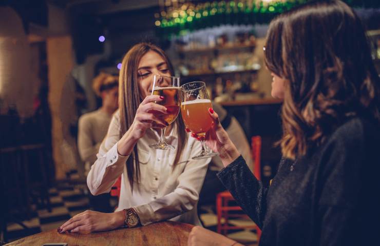 Due donne mentre bevono birra