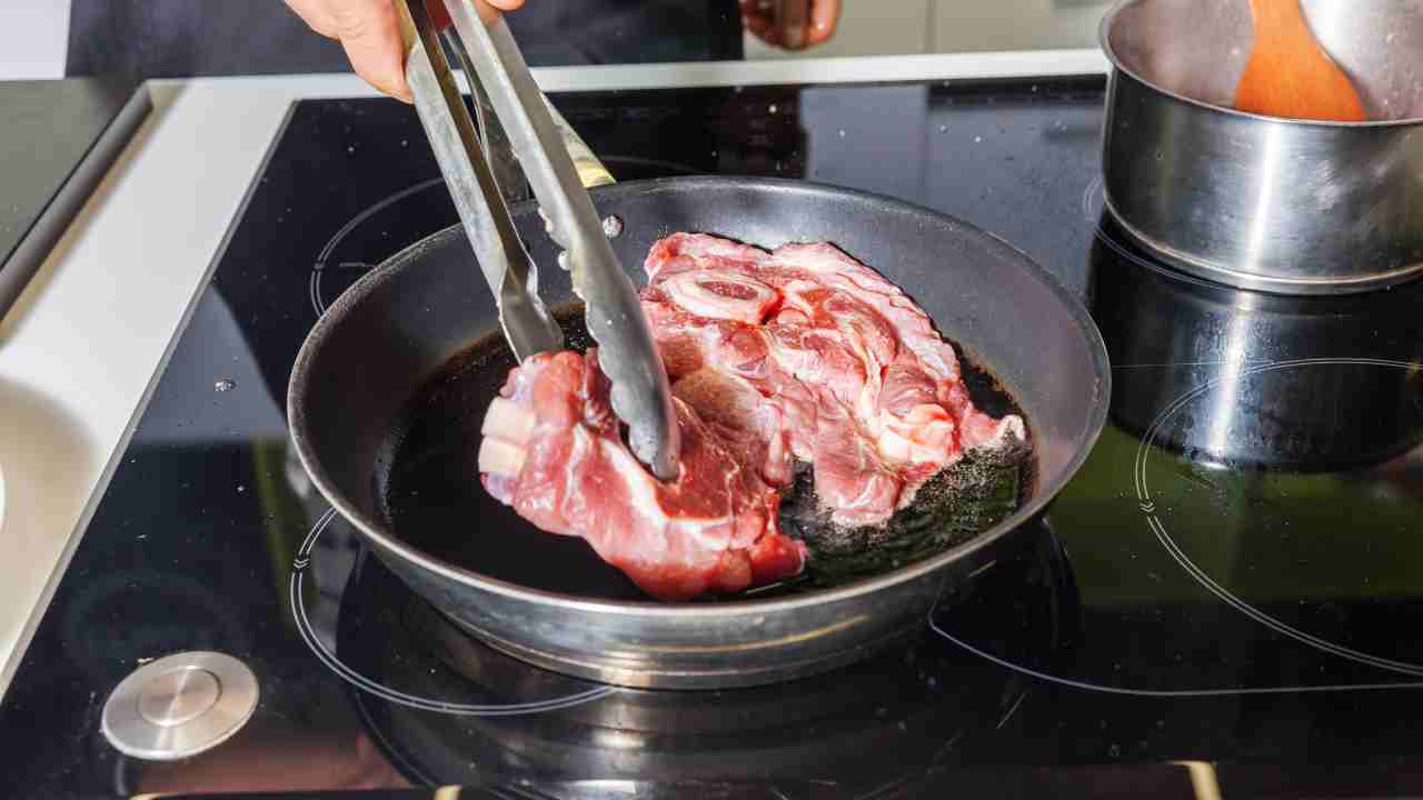 La carne si restringe in cottura perché diventa dura