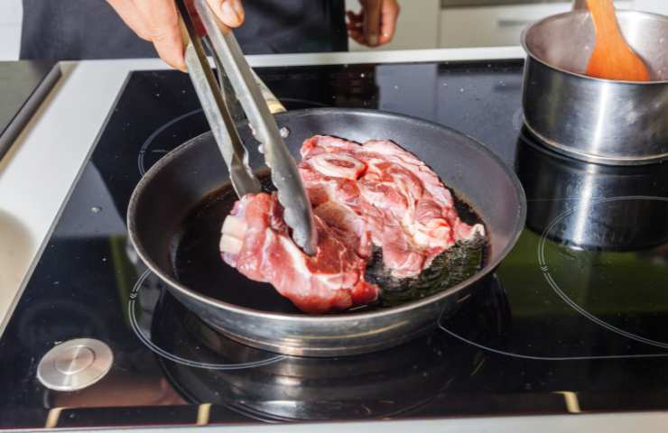 La carne si restringe in cottura