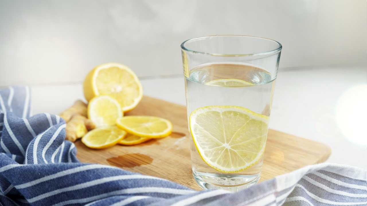 Acqua calda limone sicuro
