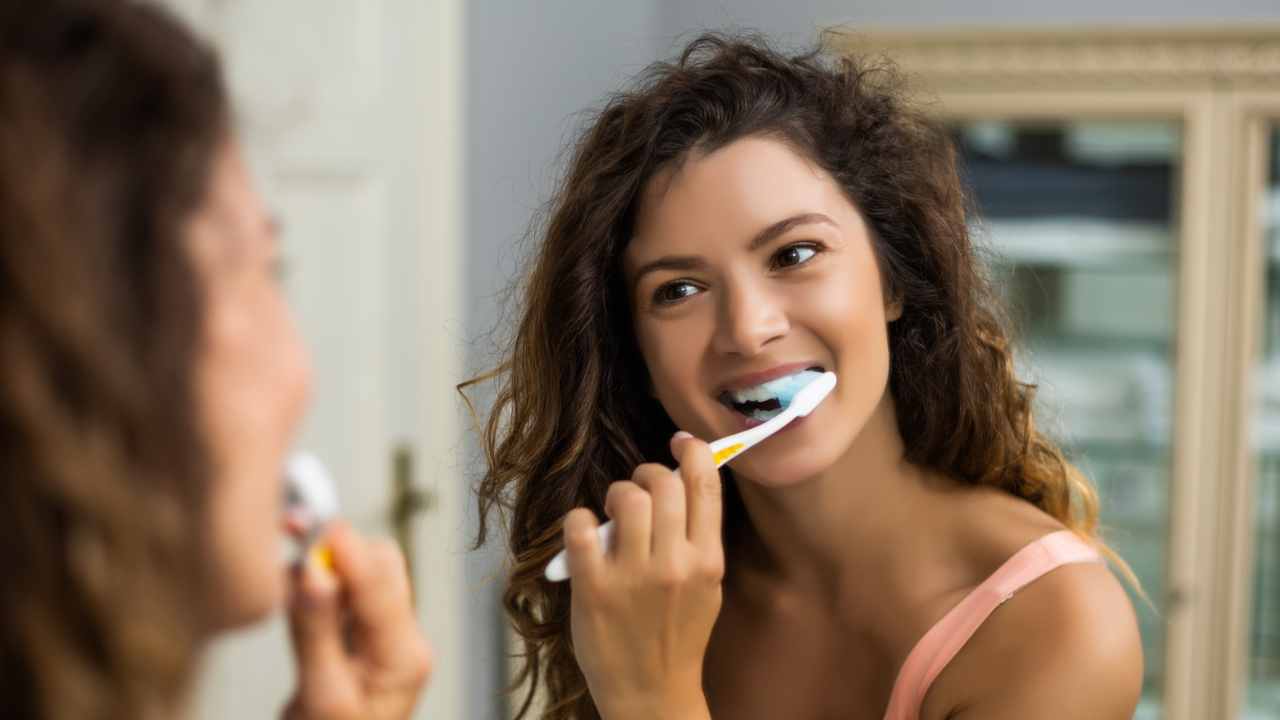 Lavare i denti prima o dopo colazione quando farlo
