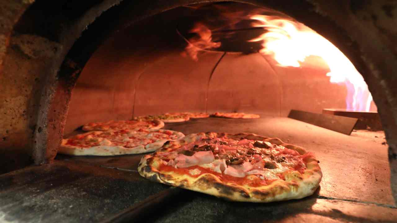 la pizza bruciata si può mangiare fa male cause forno a legna tumore