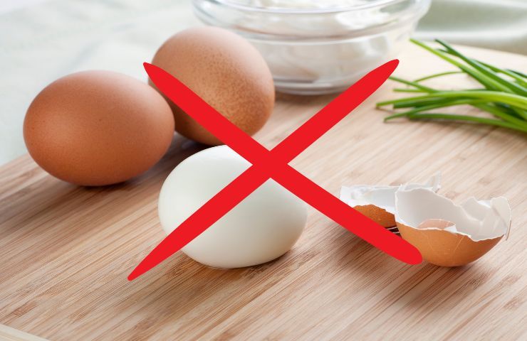 Uova poggiate su un tagliere in cucina
