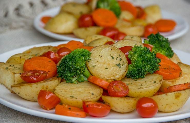 insalata di broccoli pomodori e carote