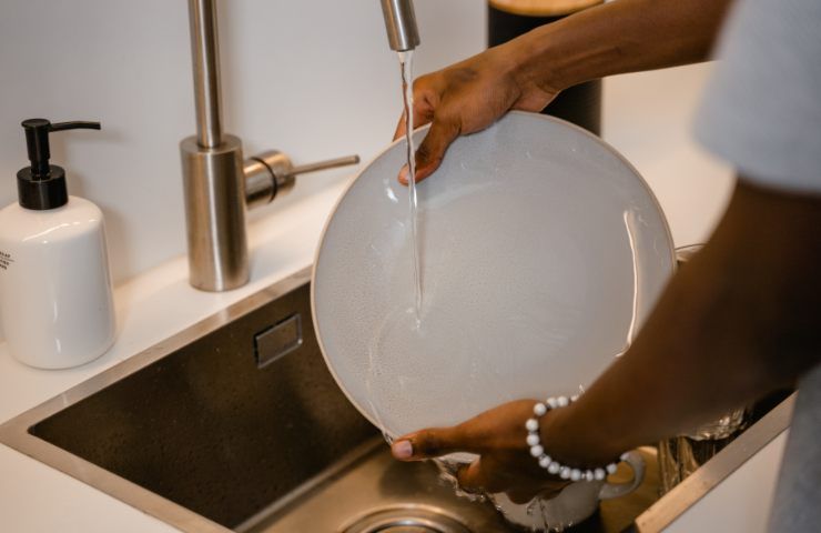 Cosa usare per sgrassare i piatti sporchi