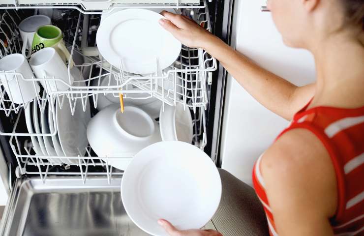 Cosa usare per sgrassare i piatti sporchi