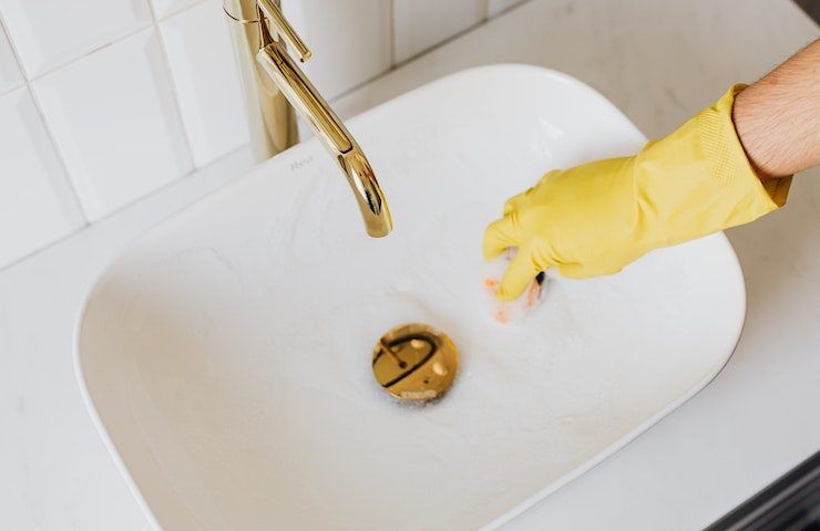 pulire lavandino con il limone