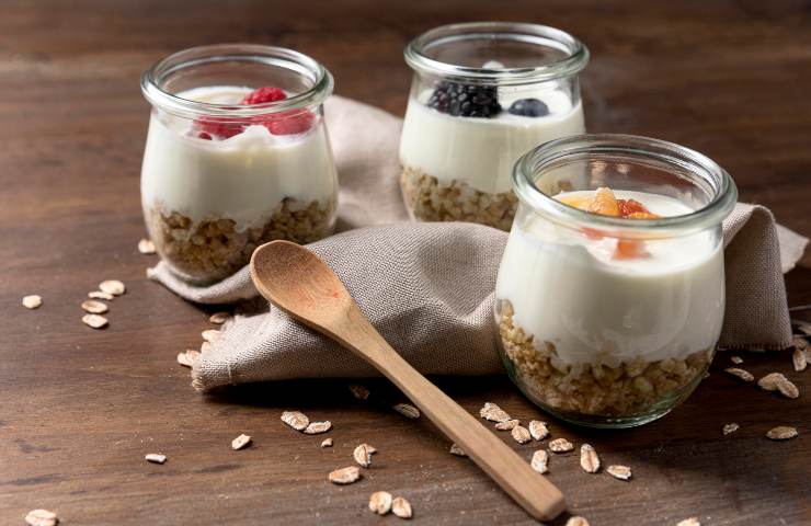 yogurt frutta cereali