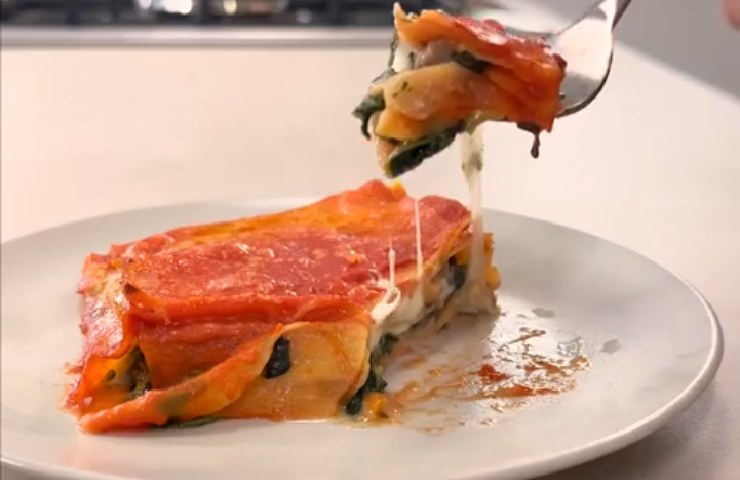 Porzione di lasagna nel piatto