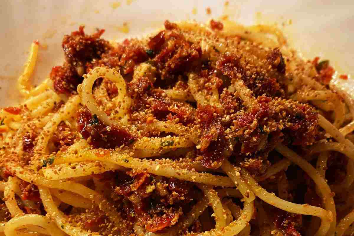 Spaghetti con capuliato e pangrattato