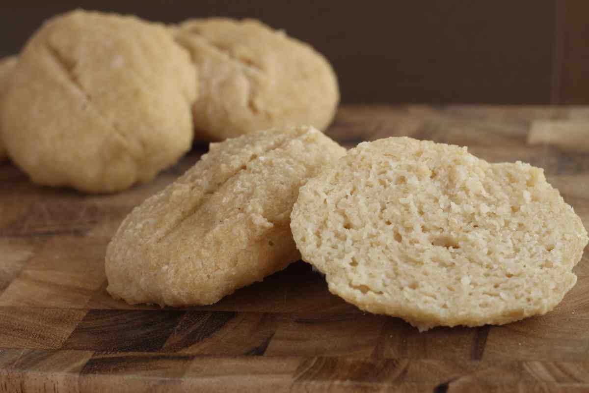 Su un tavolo panini dolci senza glutine