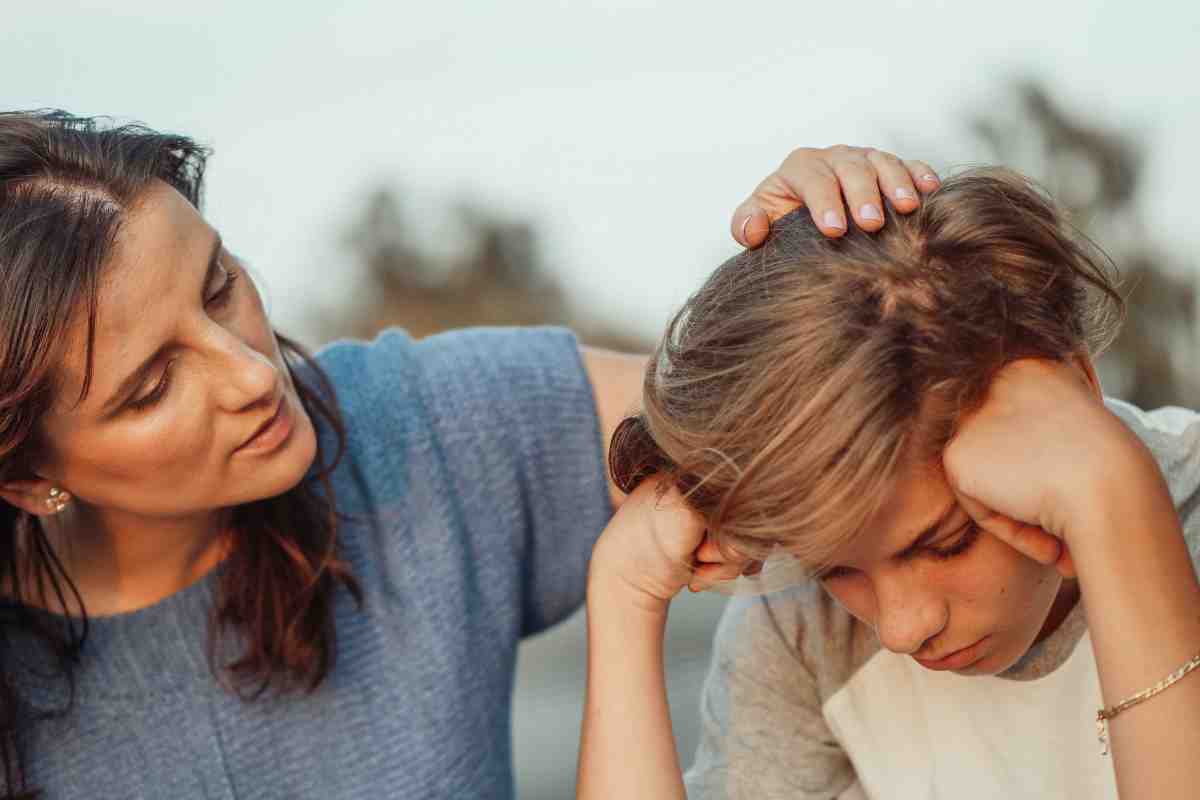 mamma consola ragazzo insoddisfatto