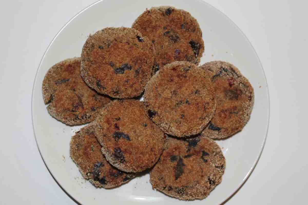 un piatto di burger vegetali di melanzane