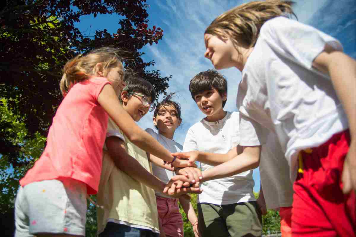 bambini giocano in un parco