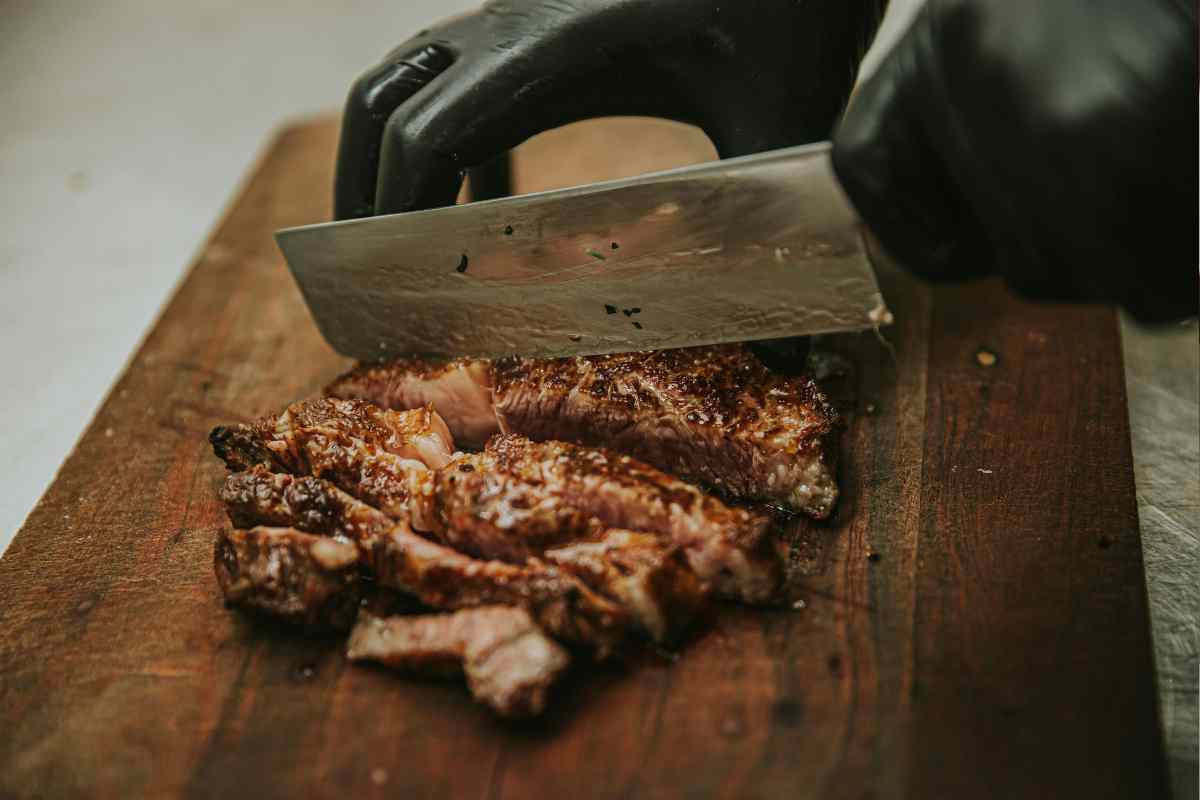 una persona affetta la tagliata