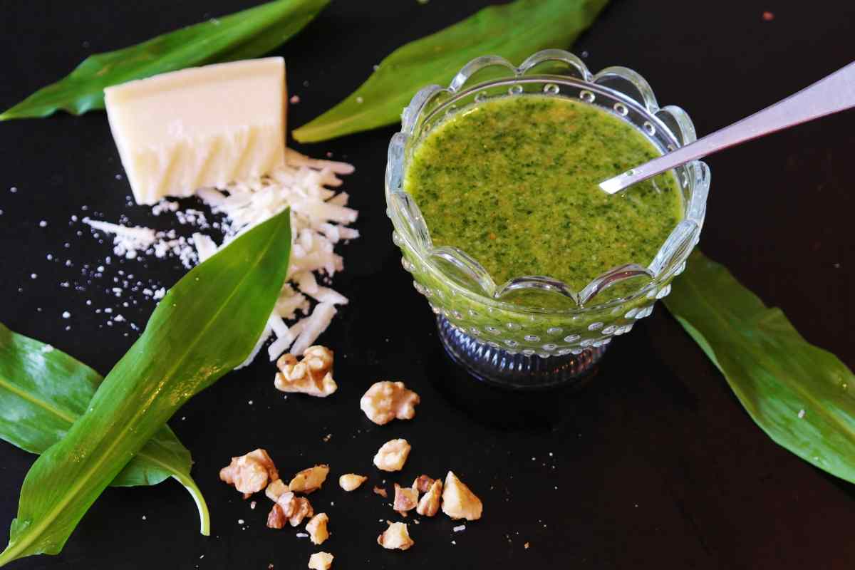 granella di noci, pesto di basilico e formaggio da grattare