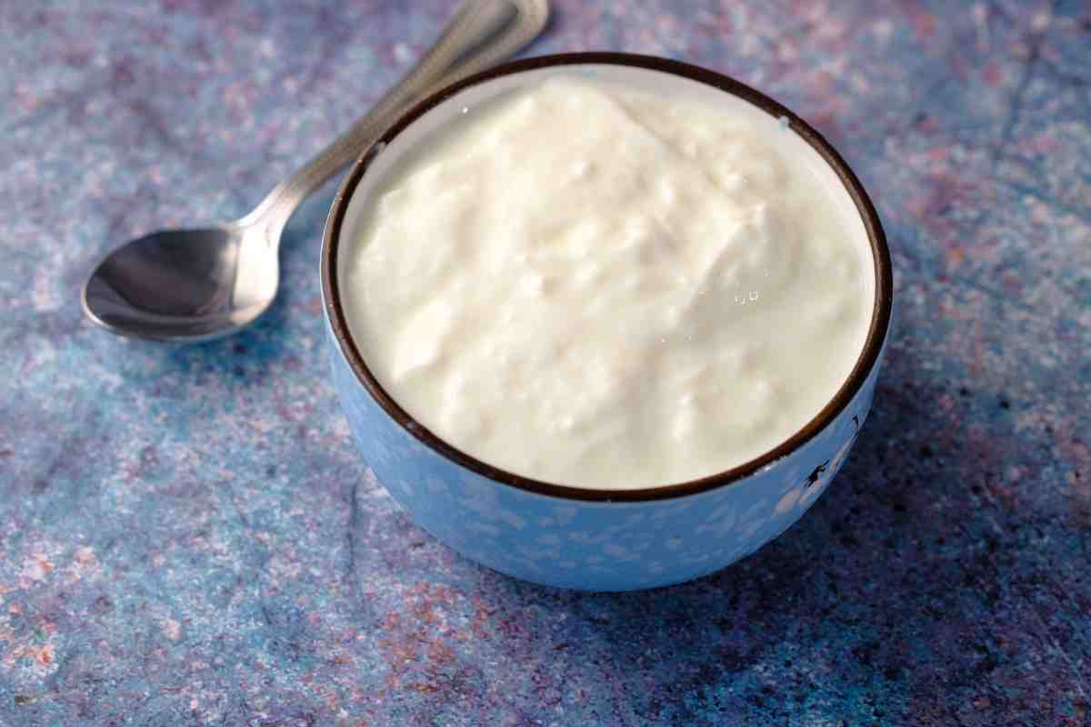 una tazza di yogurt greco su un tavolo