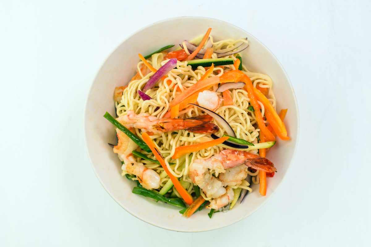 Spaghetti di soia con gamberi e verdure