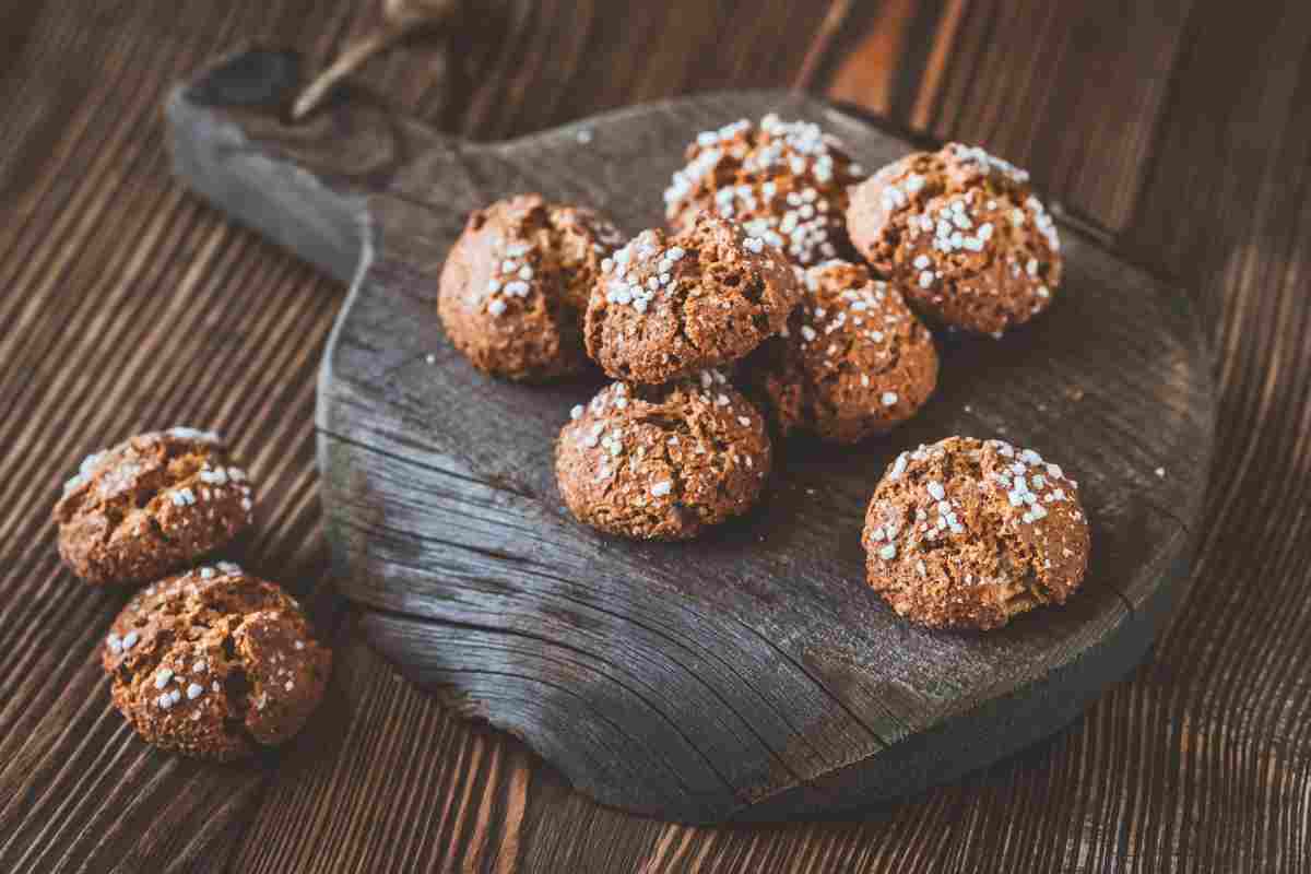 Amaretti secchi e croccanti su un tagliere