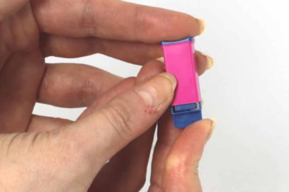 donna si punge il polpastrello