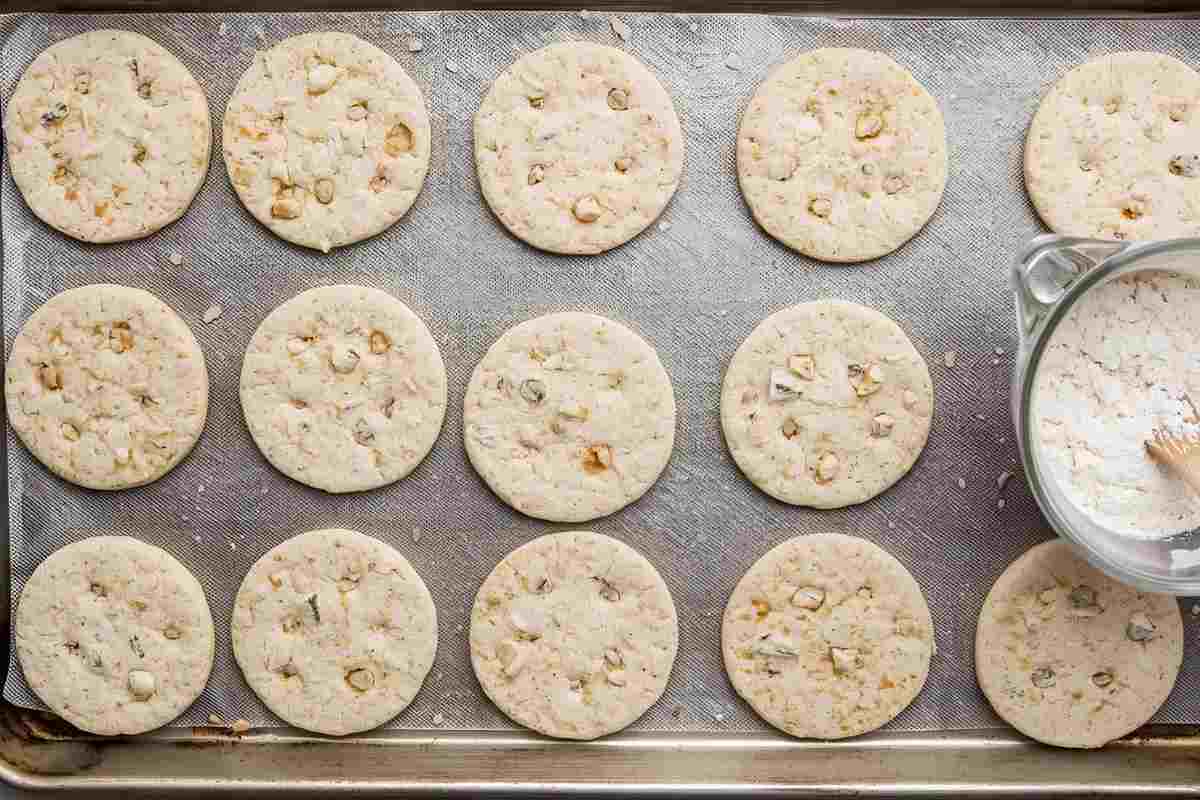 cracker senza glutine pronti per essere infornati