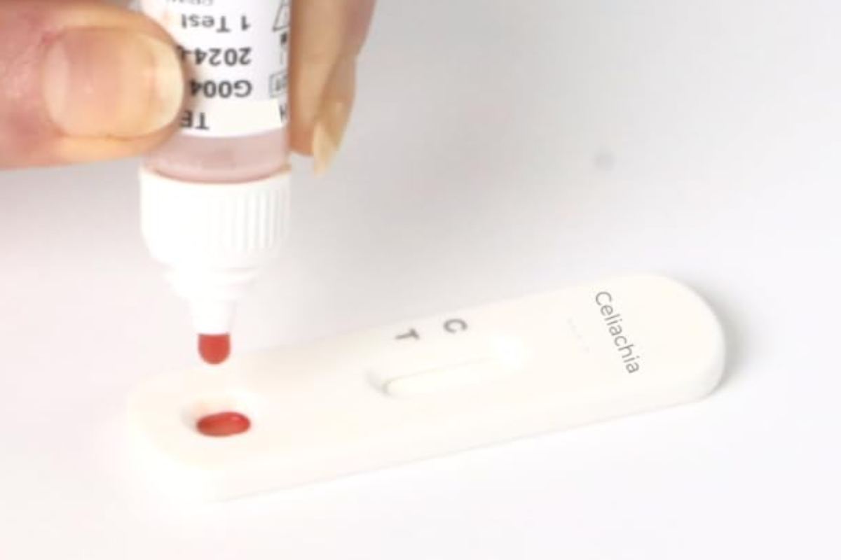 una persona effettua test fai-da-te per la celiachia