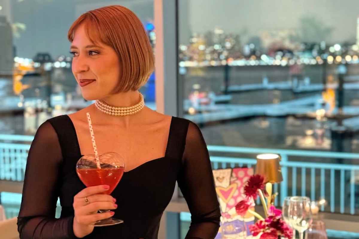 Melissa Cabey brinda su una nave da crociera