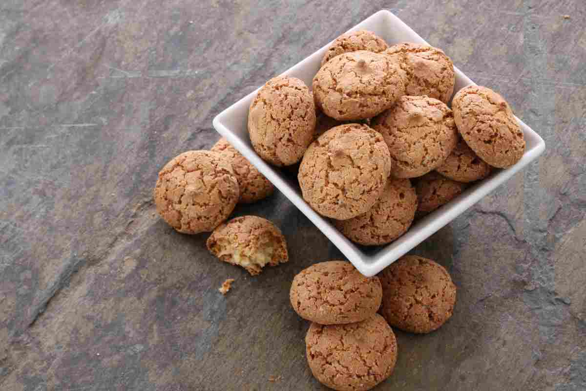 amaretti di Saronno in una ciotola