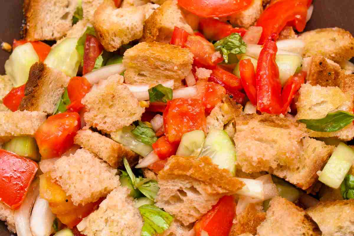 dettaglio ravvicinato della panzanella